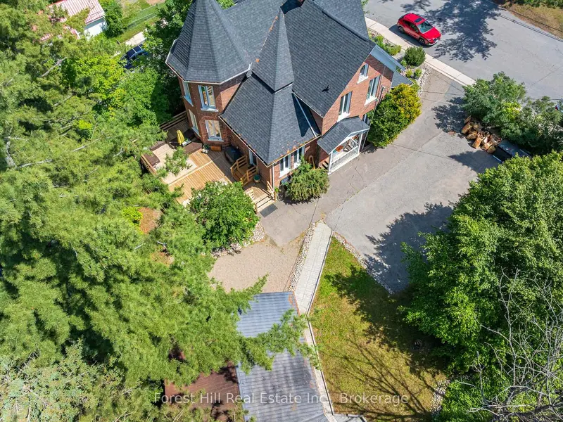 5 Lorne Street N