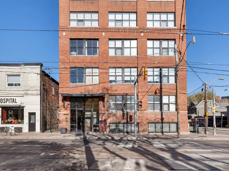105 - 2154 Dundas Street W